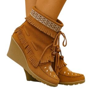 Soft Moc Tan Beaded Embroidered Fringed Wedge Heel Mocassin Boot Size 7